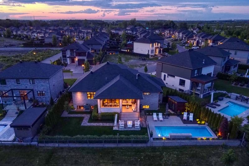 Blue hour portfolio example 3 - Professional real estate photography by Hausvalet